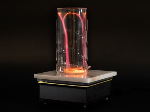 Tesla Station with Plug Black